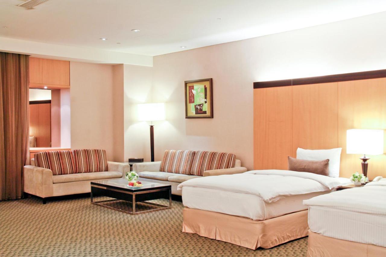 Queena Plaza Hotel Tainan Bagian luar foto