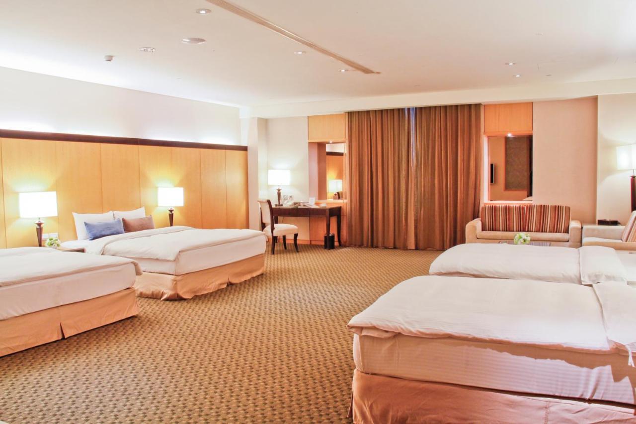 Queena Plaza Hotel Tainan Bagian luar foto