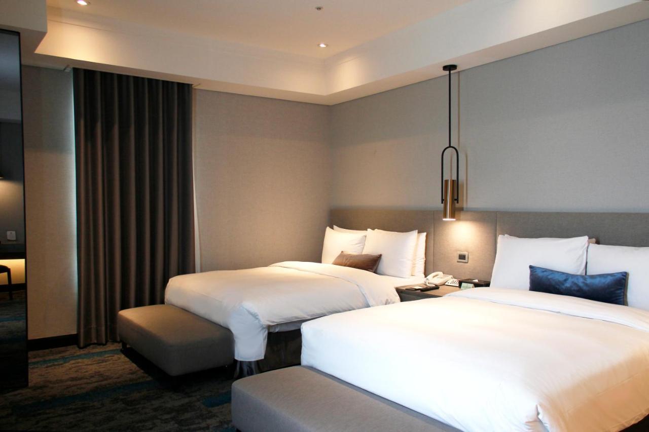 Queena Plaza Hotel Tainan Bagian luar foto