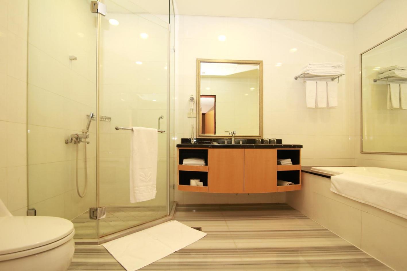 Queena Plaza Hotel Tainan Bagian luar foto