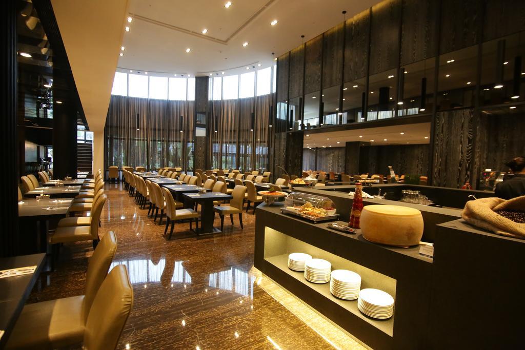 Queena Plaza Hotel Tainan Bagian luar foto