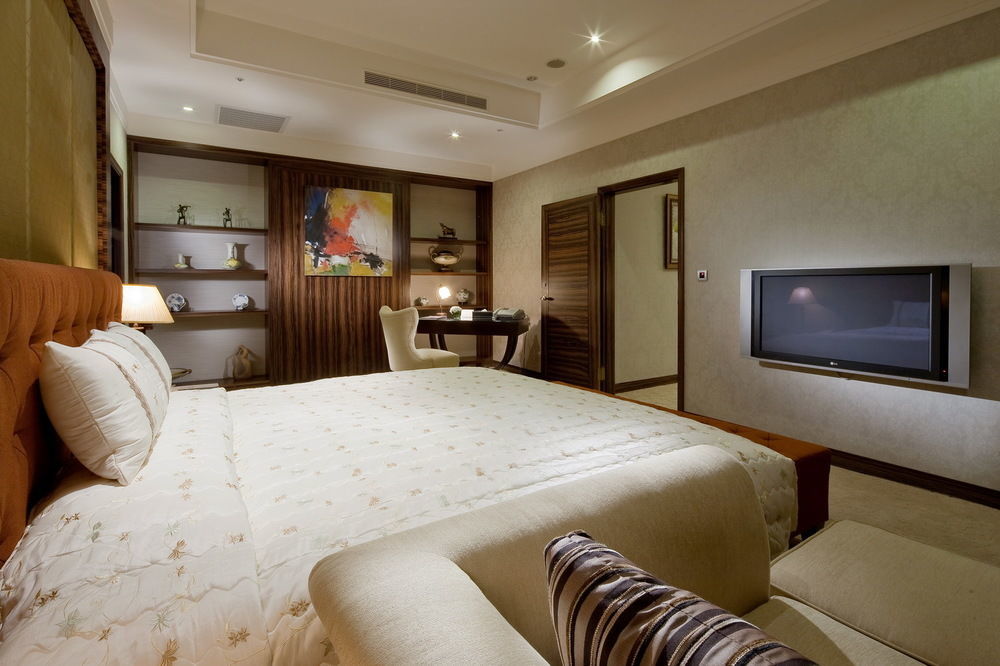 Queena Plaza Hotel Tainan Bagian luar foto