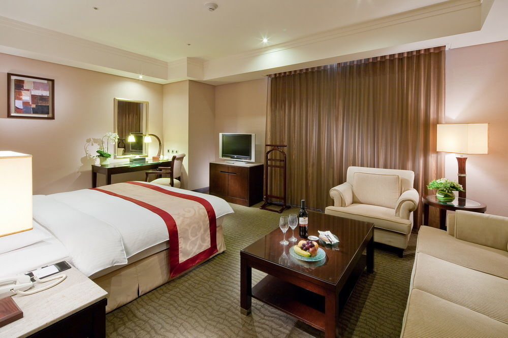 Queena Plaza Hotel Tainan Bagian luar foto