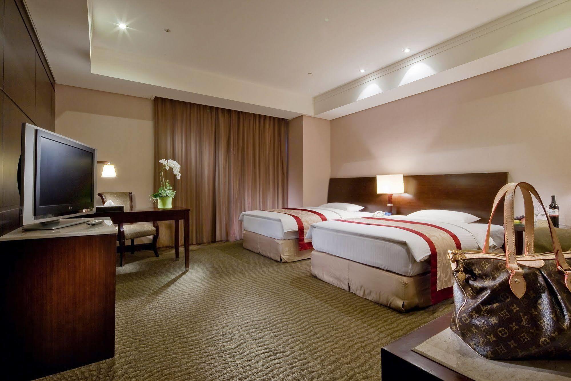 Queena Plaza Hotel Tainan Bagian luar foto