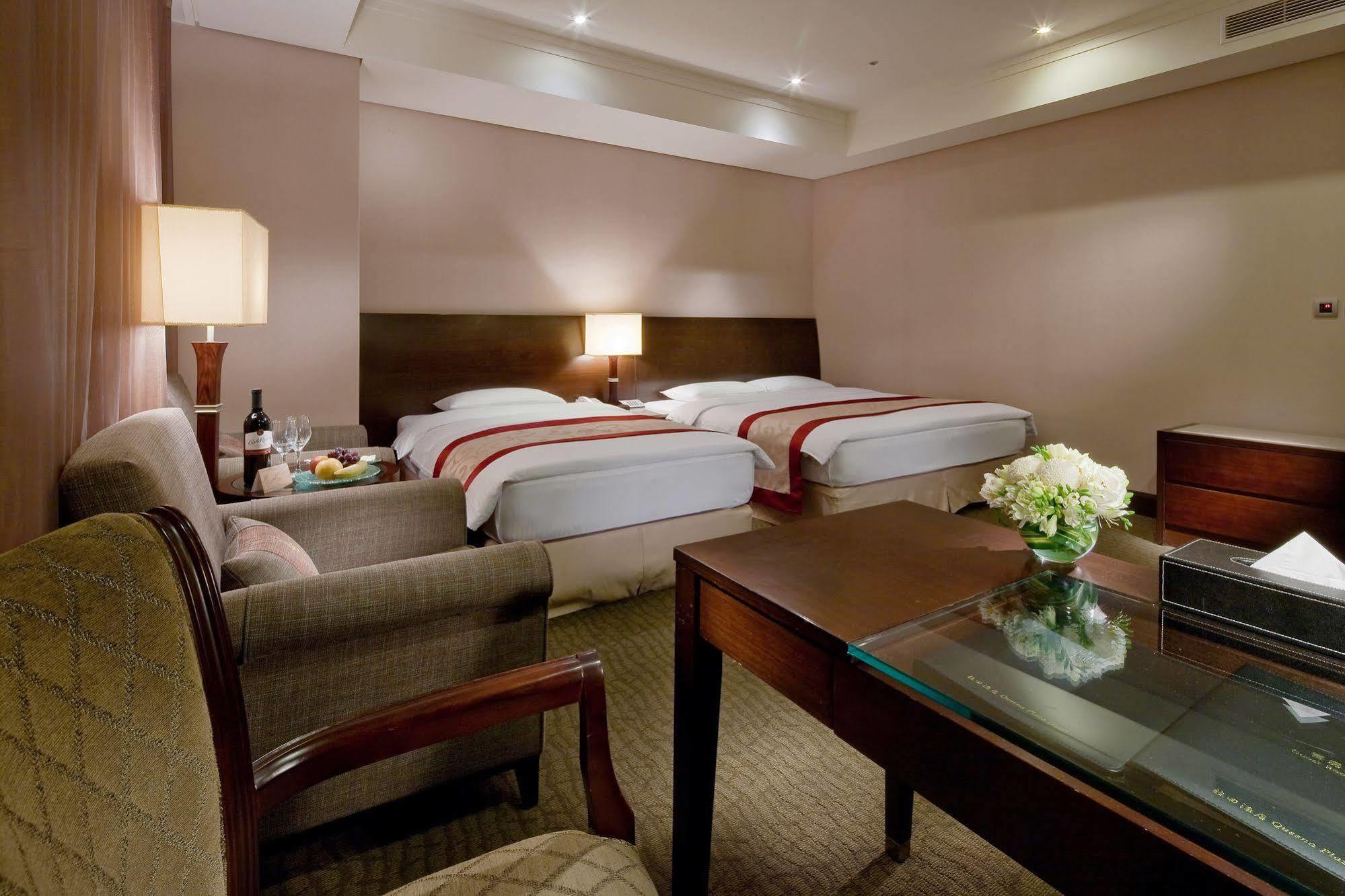 Queena Plaza Hotel Tainan Bagian luar foto