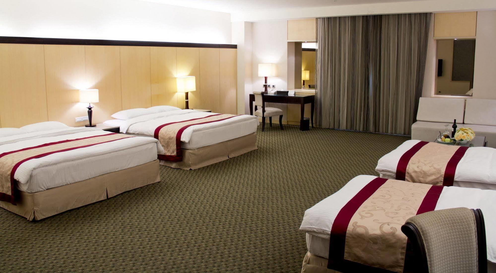Queena Plaza Hotel Tainan Bagian luar foto