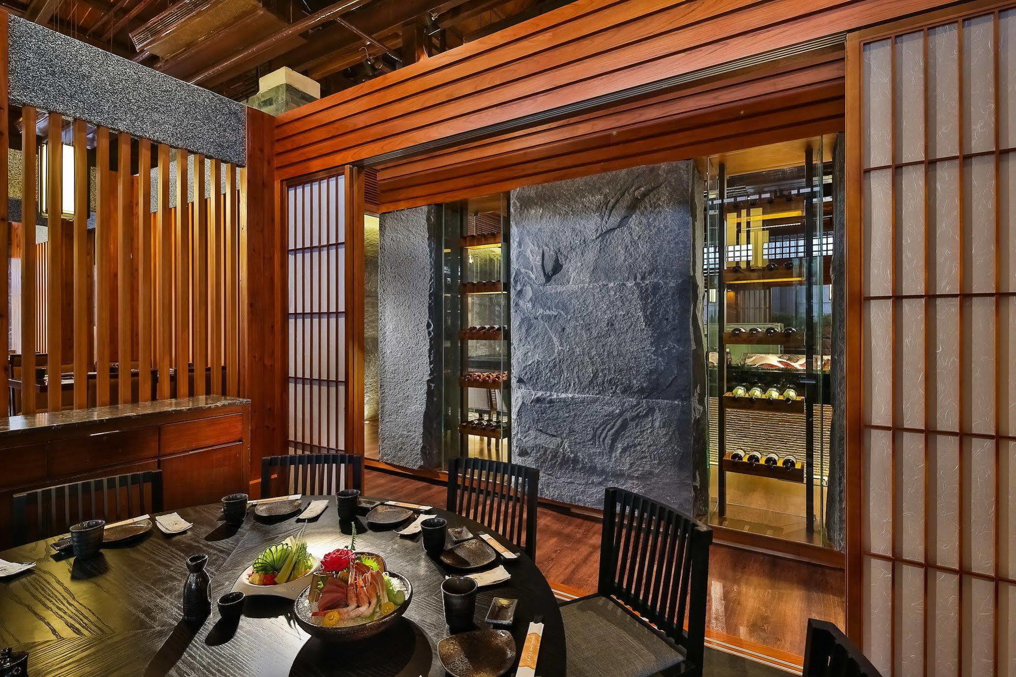 Queena Plaza Hotel Tainan Bagian luar foto