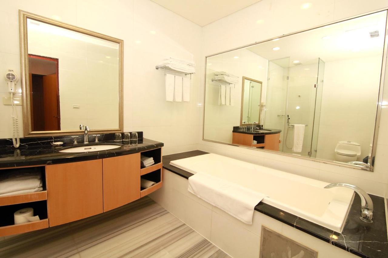 Queena Plaza Hotel Tainan Bagian luar foto